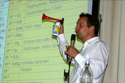 Dr. Volker Schorpp vergleicht die 'Lautstärke' von Schallwellen mit der von Funkwellen